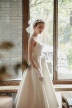 Load image into Gallery viewer, Open back wedding dress modern bridal dress  Audrey hepburn Backless Wedding dress
