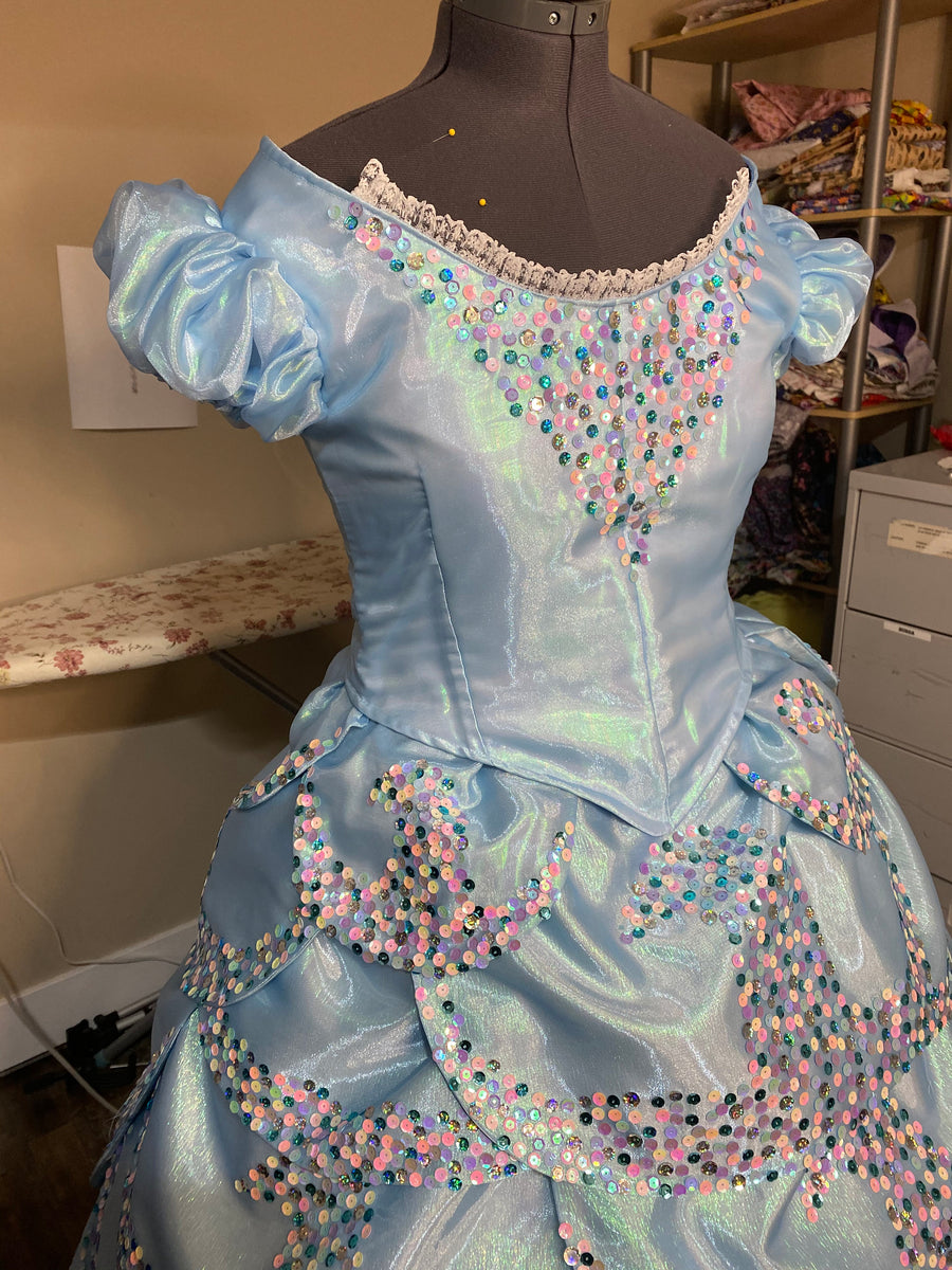 glinda bubble dress blue Why Glinda's Bubble Dress Is Pink and Not Blue Like the Broadway Gown  (Exclusive)