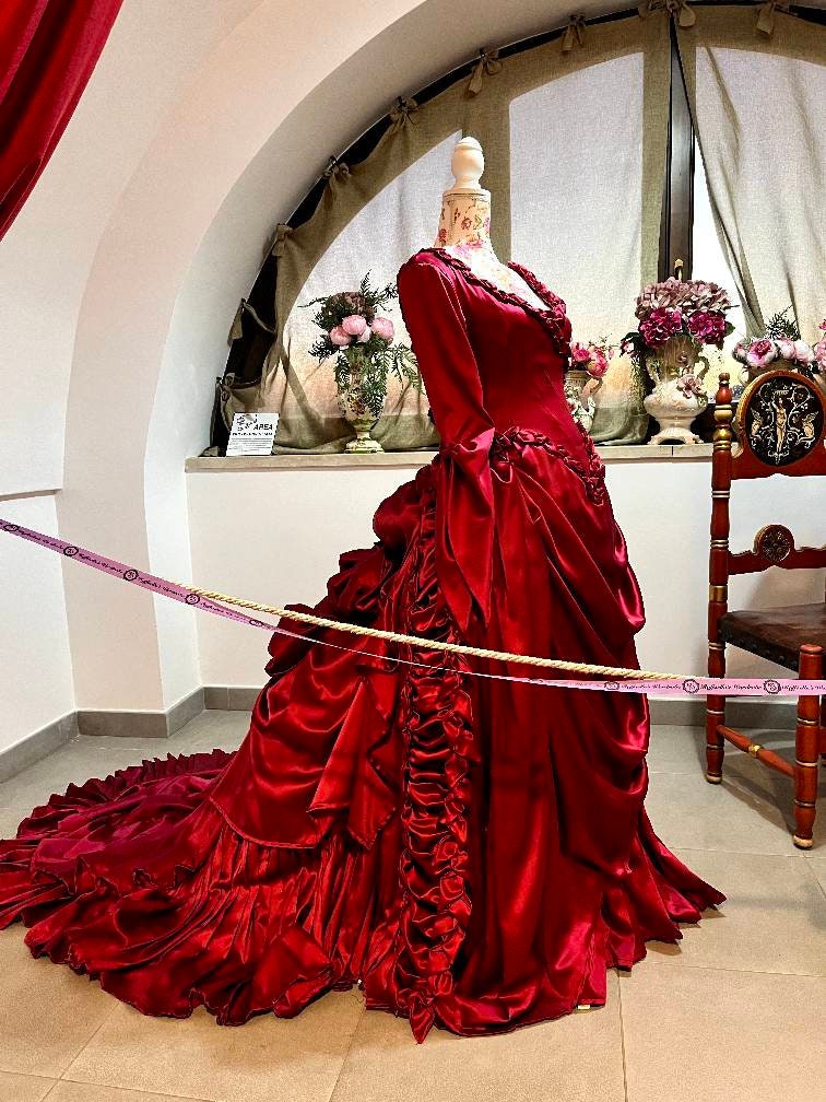 bram stoker dracula red dress Mina Harker's red dress from "Bram Stoker's Dracula" (1992), created by Eiko Ishioka On my "it's just a red dress" post, I had multiple inquiries as to where this dress was