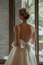 Load image into Gallery viewer, Open back wedding dress modern bridal dress  Audrey hepburn Backless Wedding dress
