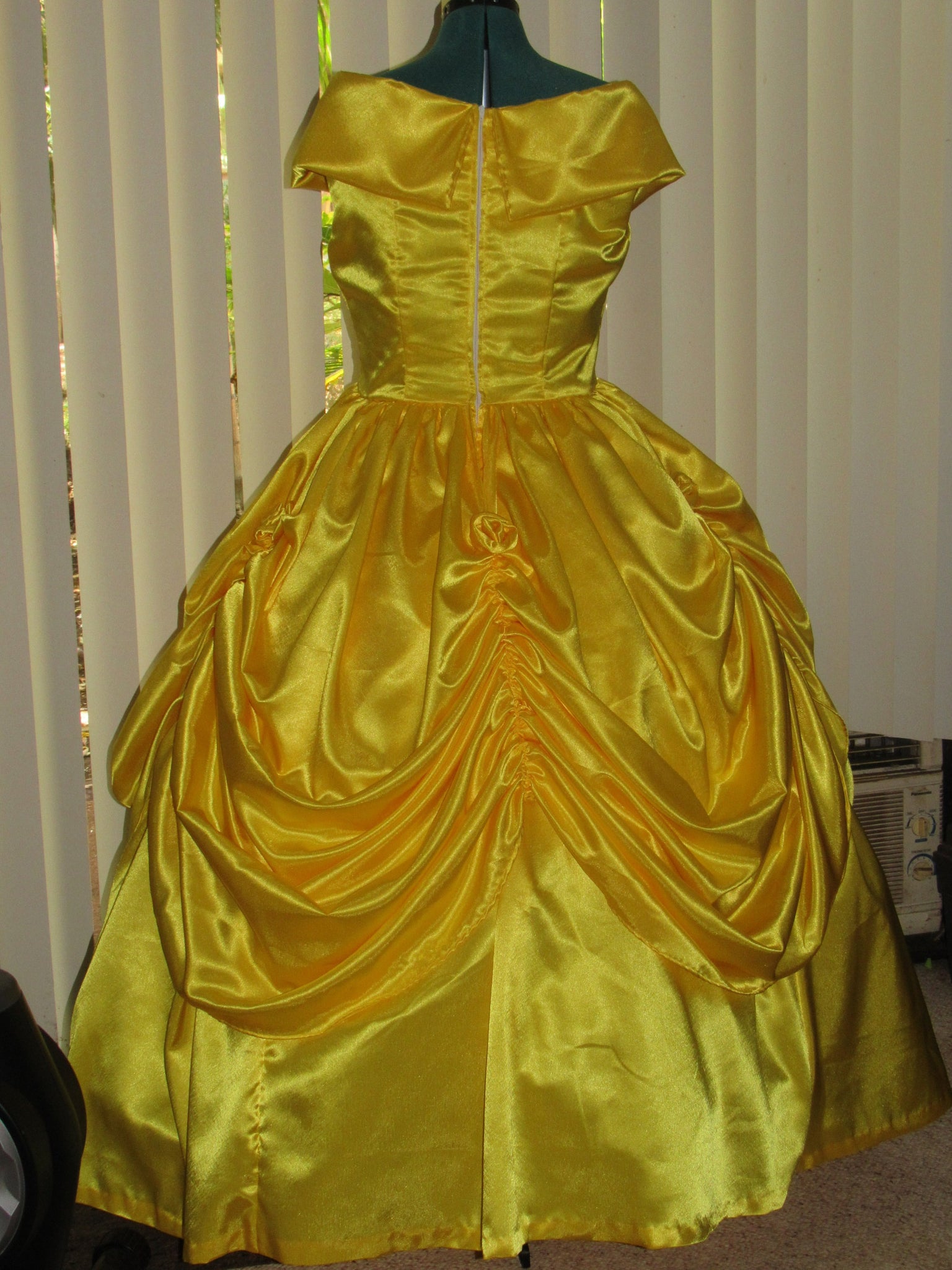 classic belle dress Women's Classic Belle Princess Halloween Costume with Petticoat and Sleeve, Size: Small, Yellow