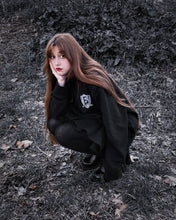 Load image into Gallery viewer, Unisex felpa nera con ricamo fortleaf academy felpa gotica