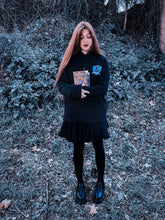 Load image into Gallery viewer, Unisex felpa nera con ricamo fortleaf academy felpa gotica