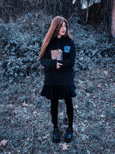 Load image into Gallery viewer, Unisex felpa nera con ricamo fortleaf academy felpa gotica