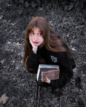 Load image into Gallery viewer, Unisex felpa nera con ricamo fortleaf academy felpa gotica
