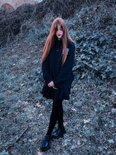 Load image into Gallery viewer, Unisex felpa nera con ricamo fortleaf academy felpa gotica